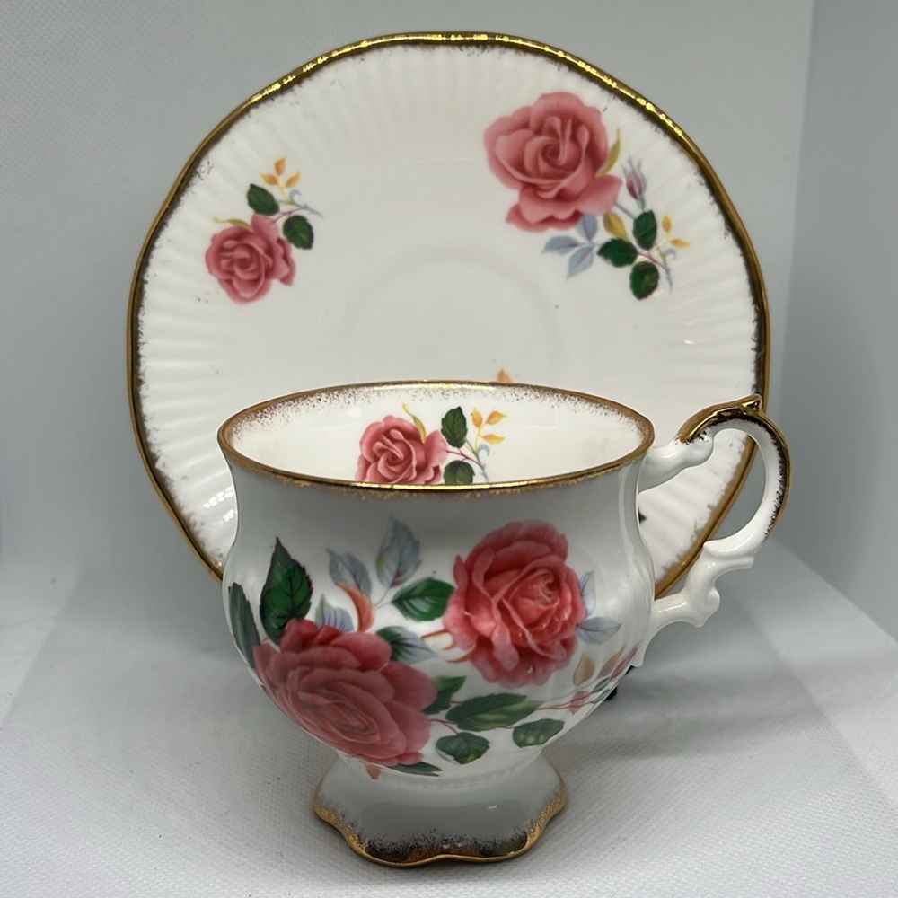 Elizabethan teacup and saucer with pink roses